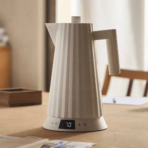 Jarra Eléctrica Plisada Con Control de Temperatura Blanca Alessi - Good Kitchen