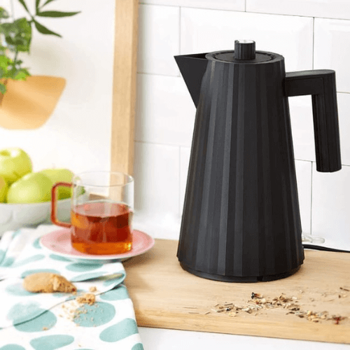 Jarra Eléctrica Plissé Negra Alessi