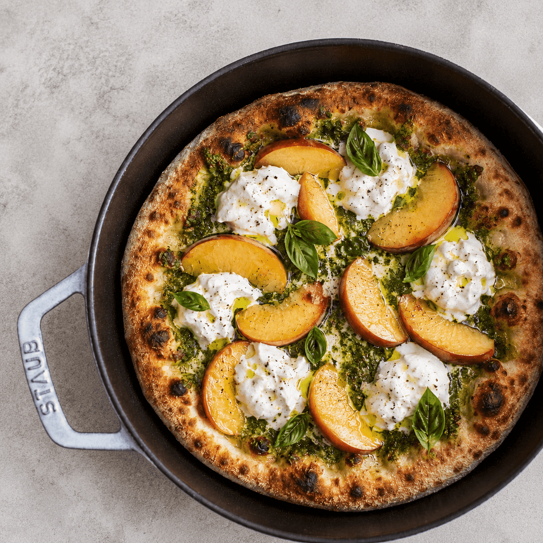 Pizza en plancha de hierro fundido con pesto, duraznos y burrata - Good Kitchen