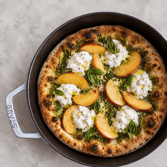 Pizza en plancha de hierro fundido con pesto, duraznos y burrata - Good Kitchen