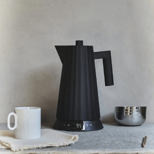 Jarra Eléctrica Plisada con Control de Temperatura Negra Alessi - Good Kitchen