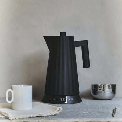 Jarra Eléctrica Plisada con Control de Temperatura Negra Alessi - Good Kitchen